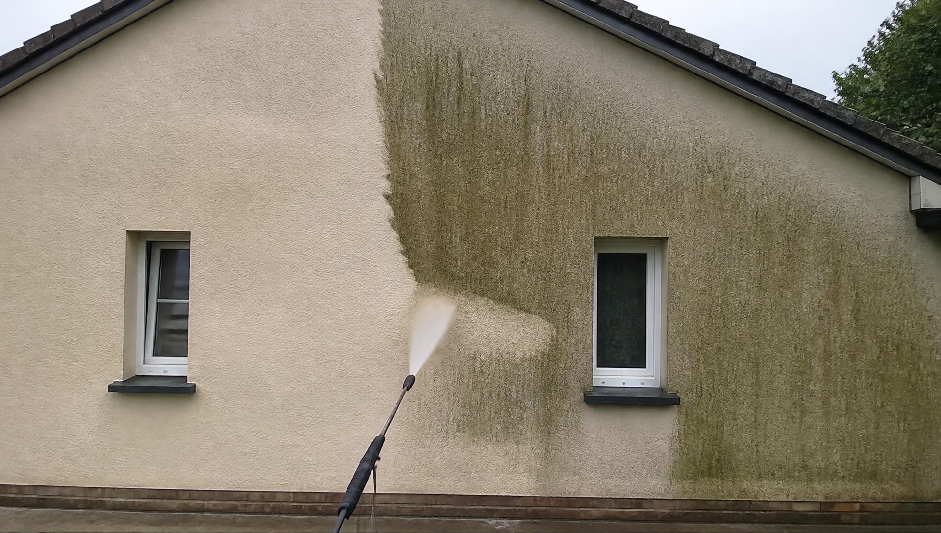 Čištěná fasáda domu — polovina plochy čistá, polovina zašlá