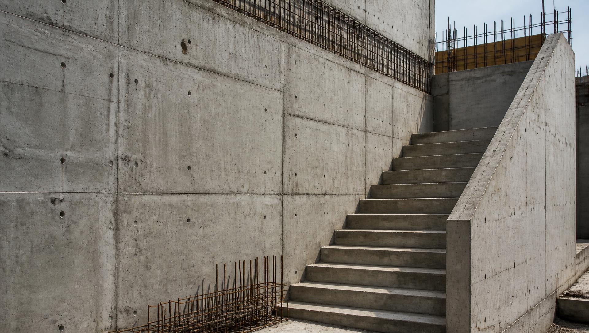 Monolitická betonová stěna a schodiště se spárami bednění