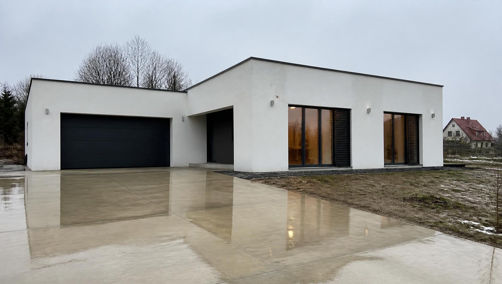 Dokončovaný rodinný dům s plochou střechou za ranního světla